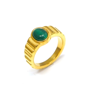Anello stile francese placcato oro 18k con gemma occhio di gatto verde e fascia rigata