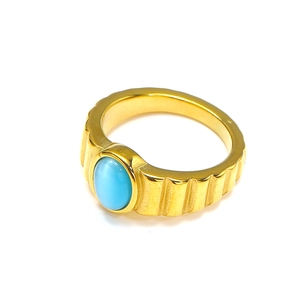 Dettaglio dell'anello placcato oro 18k con una gemma ovale blu effetto occhio di gatto