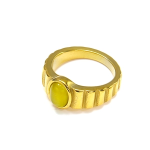 Macro dell'anello placcato oro 18k con pietra occhio di gatto gialla e design rigato