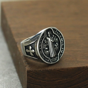 Bague Saint-Benoît rétro en acier titane argenté avec relief de croix détaillé
