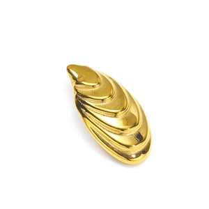Detalle de pendientes geométricos bañados en oro con capas onduladas y acabado pulido