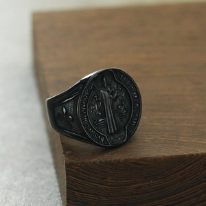 Vue détaillée de la bague médaille Saint-Benoît avec relief antique et gravures latines