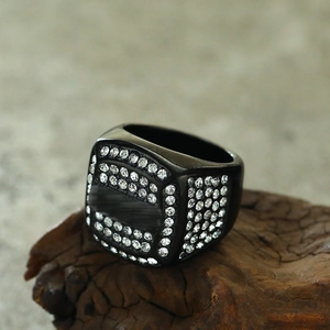 Nahaufnahme eines Hip-Hop-Rings aus schwarzem Edelstahl mit weißen Zirkonia-Steinen