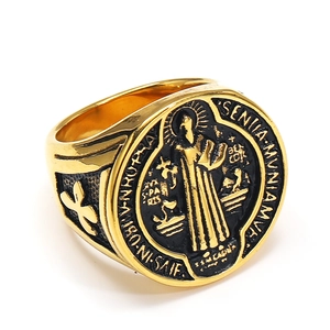 Chevalière dorée Médaille Saint-Benoît vintage avec gravures religieuses précises