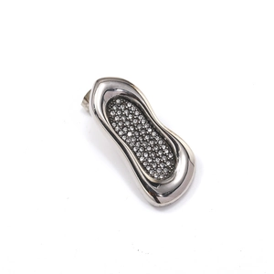 Detalle de los pendientes geométricos de titanio plateado con circonitas en pavé