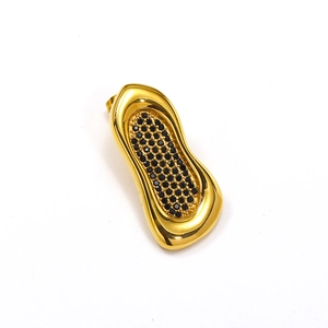 Detalle de pendientes geométricos en titanio chapado en oro 18k con pavé de circonitas negras