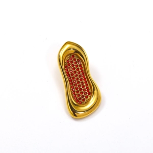 Detalle de pendientes geométricos de oro 18k con circonitas rojas en diseño ondulado