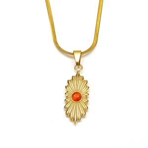Detail van 18K vergulde roestvrijstalen zonnestralen hanger met oranje steen op slangketting
