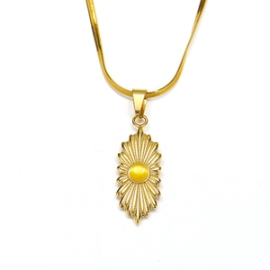 Detail van de 18K goud roestvrijstalen hanger met zonnestraaltextuur en gele edelsteen