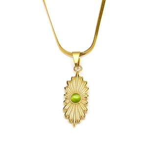 Detail van de gouden zonnestraal hanger met groene edelsteen en slangenketting