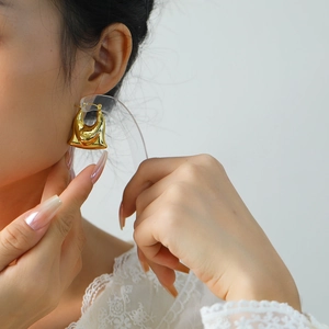 Boucles d'oreilles dorées géométriques exagérées avec surface texturée vintage