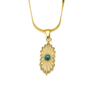 Detail van 18K vergulde zonnestraal hanger met groene edelsteen aan een slangenketting