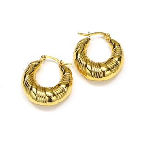 Vue détaillée des boucles d'oreilles créoles dorées avec un design spirale torsadée