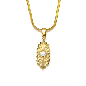 Detail van 18K gouden slangenketting met zonnestraal hanger en witte edelsteen