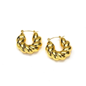 Vue détaillée des boucles d'oreilles créoles torsadées dorées avec design croissant poli