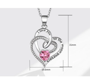 Dettaglio della collana a cuore con gemma rosa e incisione 'I love you to the moon and back'