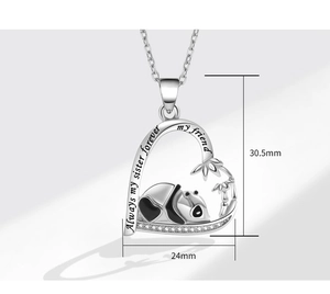 Macro del ciondolo a cuore con panda in argento, pavé di cristalli e dettagli incisi