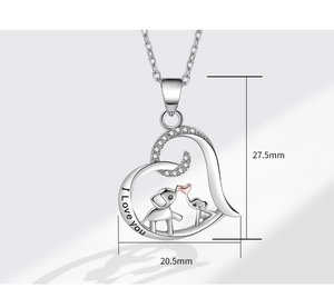 Dettaglio del ciondolo a cuore con elefanti pietra rosa e incisione I Love You