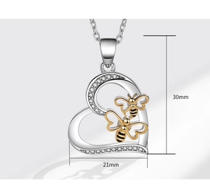 Dettaglio delle dimensioni 30mm x 21mm del pendente a cuore con api dorate
