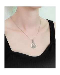 Dettaglio della collana a cuore con motivo madre-figlio e incisione I Love You
