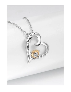 Dettaglio della collana a cuore con testa di leone, incisione e piccoli cristalli