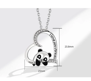 Dettaglio pendente cuore panda con incisione I love you forever e misure del prodotto