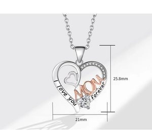 Dettaglio del ciondolo MOM con incisione I love you forever e pietre in zirconia lucide