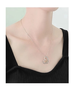 Dettaglio della collana a cuore in argento con incisione I LOVE YOU e cuore in oro su modella