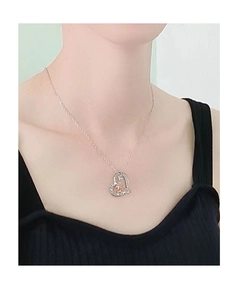 Dettaglio della collana con pendente a cuore MOM con accenti oro rosa e cristalli su modella