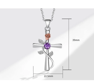Specifiche dettagliate delle dimensioni del ciondolo croce e rosa, 39 mm per 22,5 mm