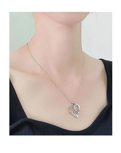 Dettaglio del ciondolo a cuore MOM con zirconi scintillanti e finiture in oro rosa raffinato