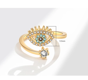 Vista detallada del anillo de ojo turco dorado con circonitas azules y ancho de 9,5 mm