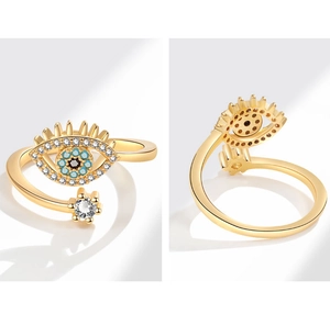 Detalle macro del anillo ojo turco con piedras turquesas y brillantes circonitas cúbicas