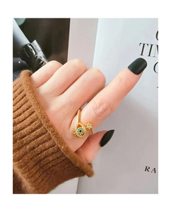Primer plano del anillo abierto ojo turco dorado con gema azul y circonitas blancas