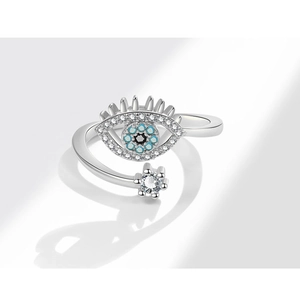 Detalle del anillo de ojo turco en plata 925 con piedras azules y estrella de circón