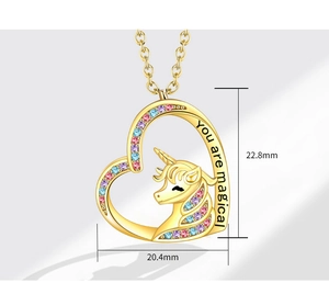 Dettaglio della collana cuore unicorno con cristalli colorati e incisione You are magical