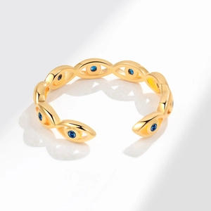 Goldener Evil Eye Ring verstellbar mit dunkelblauen Zirkonia Steinen auf Weiß