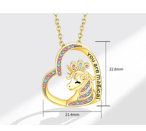 Dettaglio del ciondolo a cuore con unicorno, incisione you are magical e misure