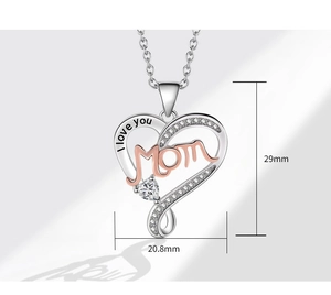 Dettaglio ciondolo a cuore con scritta Mom e incisione I love you per la mamma