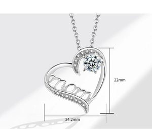 Dettaglio pendente a cuore in argento con incisione mom e cristalli, misura 22mm