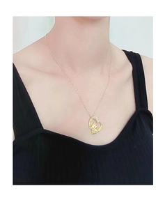 Dettaglio del ciondolo a cuore dorato MOM con design unicorno e zirconi colorati