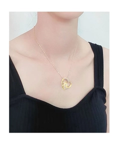 Dettaglio della collana con pendente a cuore dorato e giraffa colorata per bambina