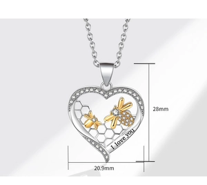 Dettaglio pendente cuore argento con api e incisione I love you di 28mm x 20,9mm
