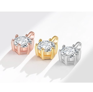 Gros plan de pendentifs classiques en moissanite à six griffes en or, argent et or rose