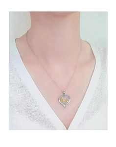 Dettaglio della collana a cuore a nido d'ape con ape dorata e incisione I love you