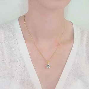 Collier classique en or 18K avec pendentif moissanite et serti à six griffes sur mannequin