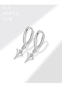 Gros plan de boucles d'oreilles créoles en argent poli avec pendentifs étoile sertis de zircon
