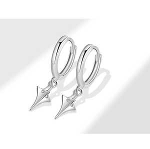 Gros plan sur les boucles d'oreilles argentées minimalistes avec pendentif flèche