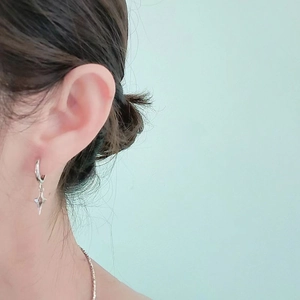 Boucles d'oreilles créoles argentées pour hommes avec pendentif étoile à quatre branches