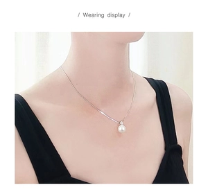 Draagvoorbeeld van S925 sterling zilveren parelketting met een fonkelende zirkoon